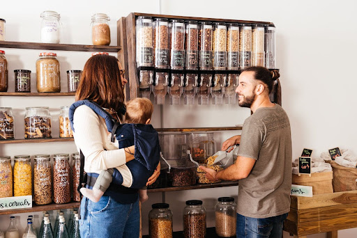 Mãe com seu bebê visitando franquia de produtos naturais